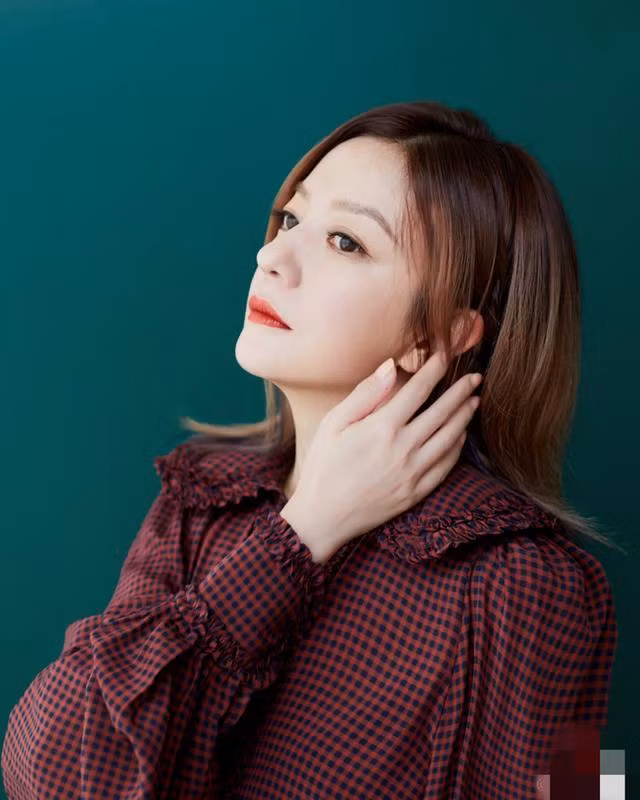 Mới đây, cô tiếp tục tham gia chương trình Diễn viên mời vào chỗ mùa 2 bên cạnh những tên tuổi đạo diễn nổi tiếng như Quách Kính Minh, Trần Khải Ca.