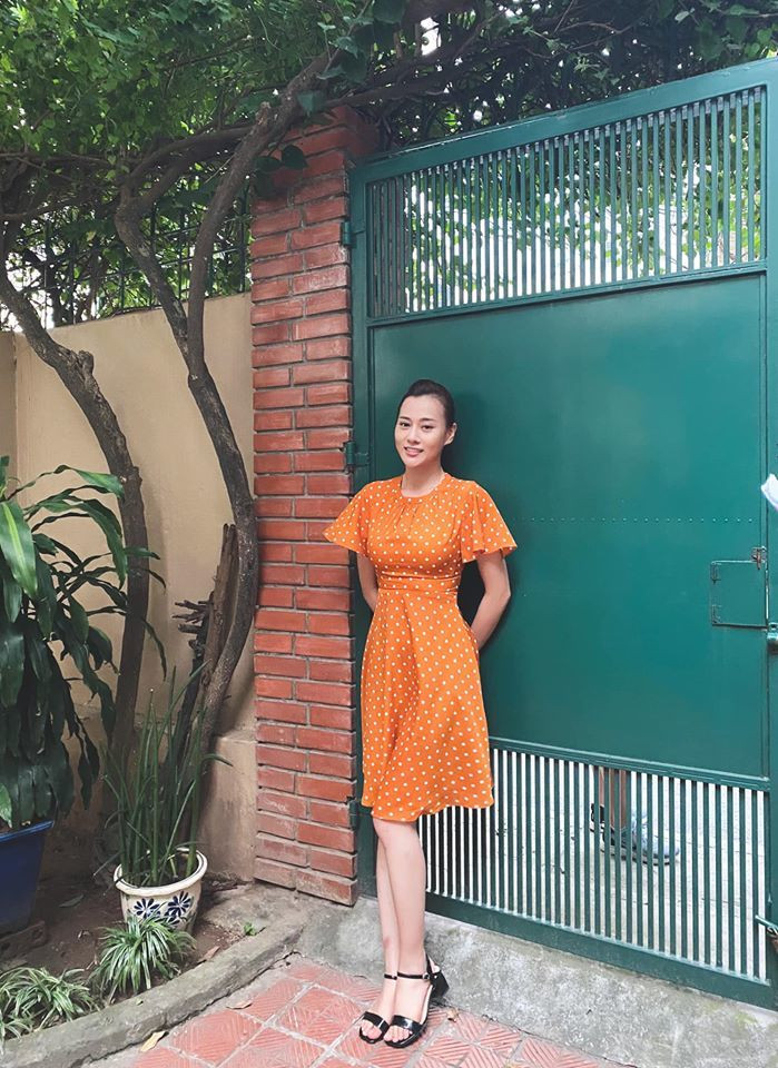 Liên tiếp nửa năm qua, khán giả truyền hình đã quen thấy Phương Oanh trong vai cô giáo quê tên Uyên trong hai phim 'Những ngày không quên' và 'Cô gái nhà người ta'.