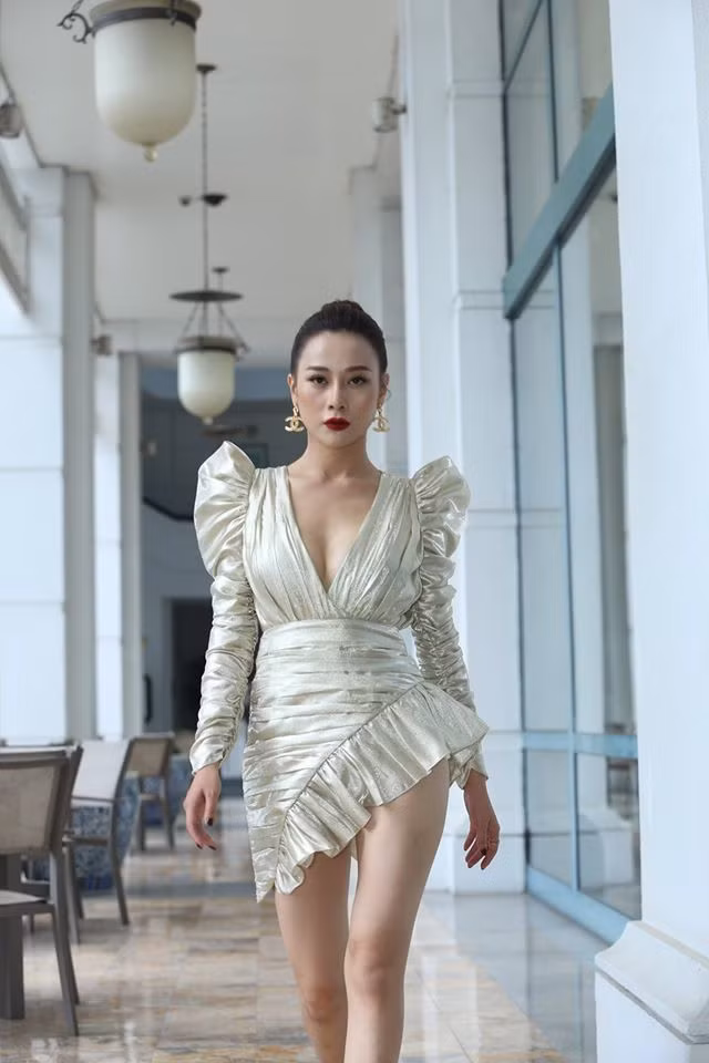 Dễ nhận thấy Phương Oanh gầy đi nhiều trong trang phục này. Cô đã giảm gần 6kg trong thời gian chạy song song 2 phim 'Những ngày không quên' và 'Lựa chọn số phận'.