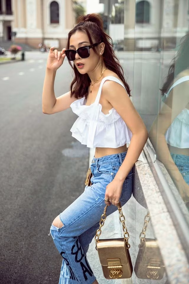 Diễn viên Phương Oanh chia sẻ cô không bị áp lực từ thành công của 'Quỳnh búp bê' 2 năm trước. Bởi vai Uyên trong 2 phim gần đây đã có màu sắc khác hẳn 'Quỳnh búp bê' huống hồ Thiên Trang trong 'Lựa chọn số phận' lại mang màu sắc khác hẳn, từ số phận, xuất thân đến tính cách, tạo hình.