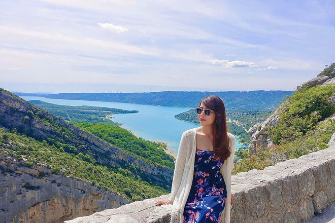 Nguyễn Diệp Chi là MC quen thuộc của nhà Đài với những chương trình như Rung chuông vàng, Đường lên đỉnh Olympia, Điều ước số 7... Sau cuộc hôn nhân đổ vỡ, Diệp Chi hiện tại có cuộc sống hạnh phúc bên con gái - bé Sumo. Cô cũng chưa từng chia sẻ thêm về chuyện tình cảm hay các vấn đề riêng tư. Ngoài thời gian dành cho công việc, Diệp Chi được biết đến như một travel blogger. Cô và con gái từng cùng nhau đi du lịch ở nhiều nơi trên thế giới khiến khán giả ngưỡng mộ.