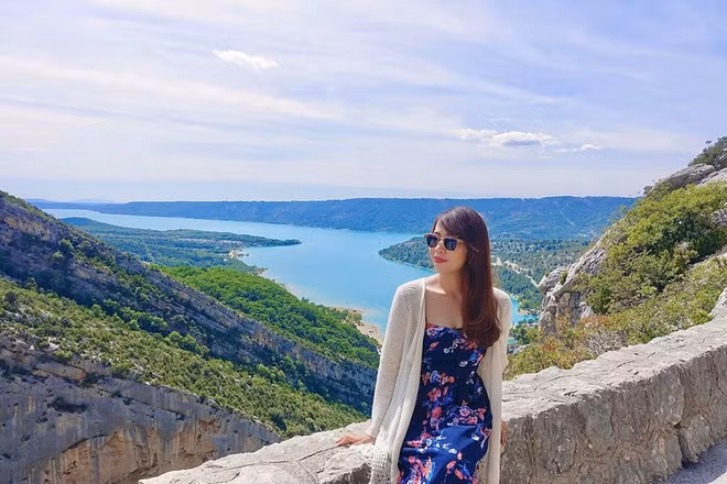 Nguyễn Diệp Chi là MC quen thuộc của nhà Đài với những chương trình như Rung chuông vàng, Đường lên đỉnh Olympia, Điều ước số 7... Sau cuộc hôn nhân đổ vỡ, Diệp Chi hiện tại có cuộc sống hạnh phúc bên con gái - bé Sumo. Cô cũng chưa từng chia sẻ thêm về chuyện tình cảm hay các vấn đề riêng tư. Ngoài thời gian dành cho công việc, Diệp Chi được biết đến như một travel blogger. Cô và con gái từng cùng nhau đi du lịch ở nhiều nơi trên thế giới khiến khán giả ngưỡng mộ.