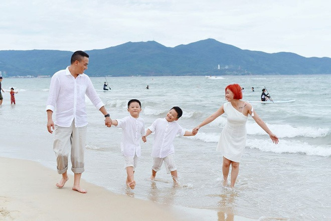 Sau hôn nhân đổ vỡ với MC Trung Nghĩa, Hoàng Linh hiện có cuộc sống hạnh phúc bên ông xã Mạnh Hùng, một đồng nghiệp tại Đài truyền hình Việt Nam. Mạnh Hùng có mối quan hệ thân thiết với con riêng của vợ và thường xuyên đăng ảnh tình cảm trên trang cá nhân.