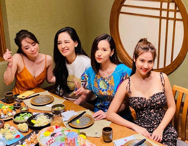Hội mỹ nhân Quỳnh Nga, Mai Phương Thúy, Lã Thanh Huyền và Huyền Lizzie dùng bữa tối thân mật.