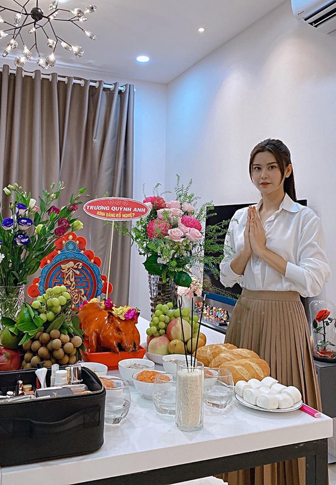 Nhân dịp giỗ Tổ, Trương Quỳnh Anh tự tay chuẩn bị và làm mâm cúng tại nhà.