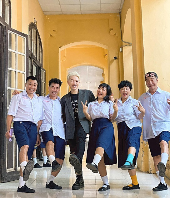 Đức Phúc tự hào khi mời được dàn "Táo quân" gồm các nghệ sĩ gạo cội: NSND Minh Hằng, NSND Xuân Bắc, NSND Công Lý, NSND Tự Long, NSƯT Thu Hương góp mặt trong MV vừa được phát hành của mình.