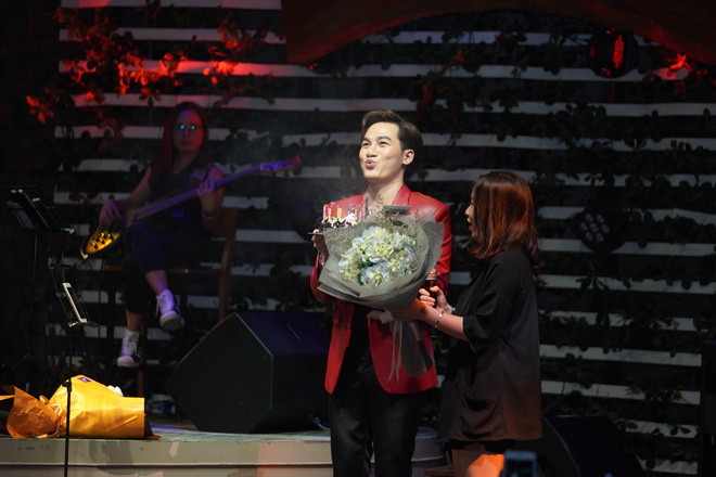 Ali Hoàng Dương hạnh phúc khi tổ chức trọn vẹn 2 đêm nhạc tại Hà Nội và TP.HCM sau khi phát hành sản phẩm "Đường em đi anh sẽ đi ngược lại".