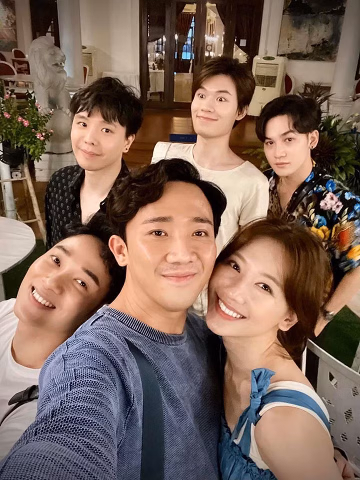 Hari Won chia sẻ ảnh đi ăn mừng sinh nhật Trịnh Thăng Bình cùng ông xã Trấn Thành và hội bạn thân thiết gồm Trúc Nhân, Quang Trung, Ali Hoàng Dương. Nữ nghệ sĩ còn tự hào khoe vợ chồng cô đã bao hết bữa ăn này.