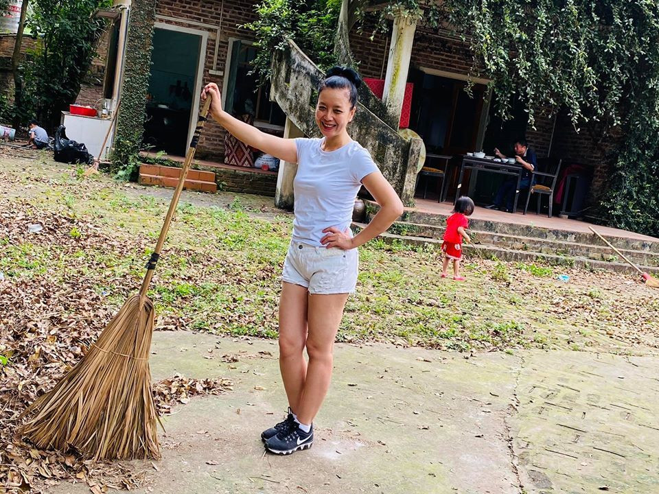 NSƯT Chiều Xuân hóm hỉnh viết: “Ngày Quốc tế Lao động thì phải lao động thôi các bác ạ. Đừng bảo vì em đi quét lá mà trời sắp mưa nhé”.