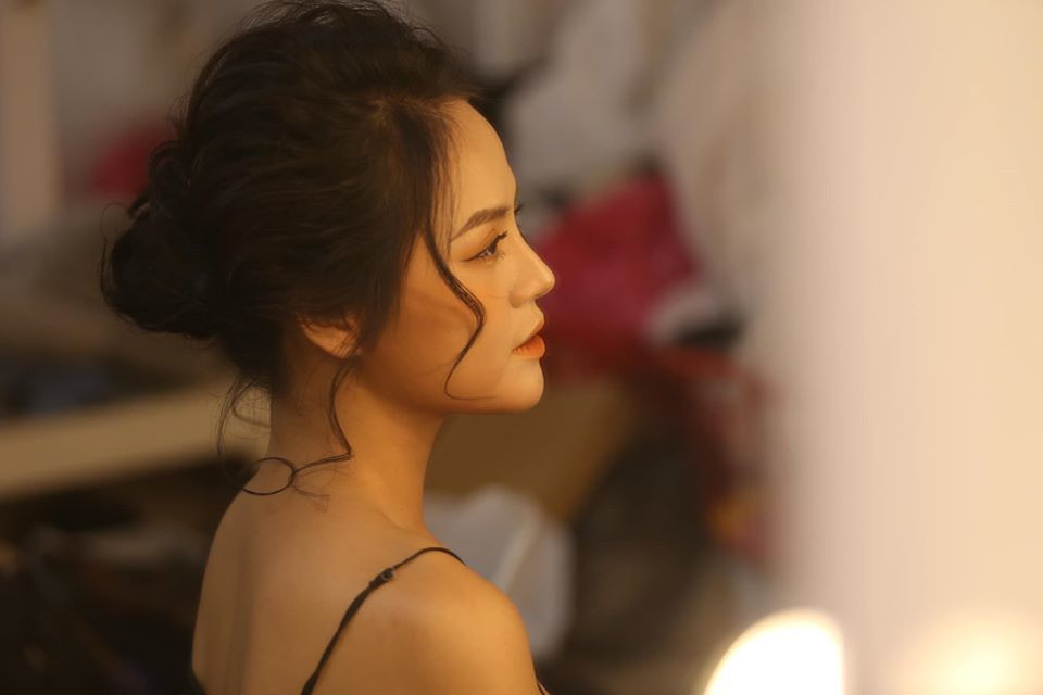 Khoe bờ vai và góc nghiêng quyến rũ, Thu Quỳnh viết: “Một nửa cái bánh mì vẫn là bánh mì. Một nửa sự thật không phải là sự thật”.