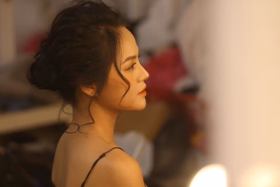 Khoe bờ vai và góc nghiêng quyến rũ, Thu Quỳnh viết: “Một nửa cái bánh mì vẫn là bánh mì. Một nửa sự thật không phải là sự thật”.