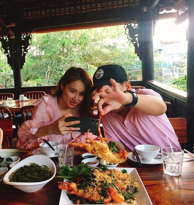 Khoảnh khắc Trường Giang cầm đồ ăn lên canh góc đẹp cho Nhã Phương chụp hình “sống ảo” thu hút sự chú ý của cộng đồng mạng. Nhiều người tỏ ra thích thú vì tính cách yêu chiều vợ của Trường Giang.