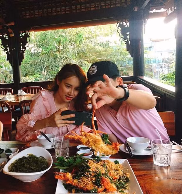 Khoảnh khắc Trường Giang cầm đồ ăn lên canh góc đẹp cho Nhã Phương chụp hình “sống ảo” thu hút sự chú ý của cộng đồng mạng. Nhiều người tỏ ra thích thú vì tính cách yêu chiều vợ của Trường Giang.