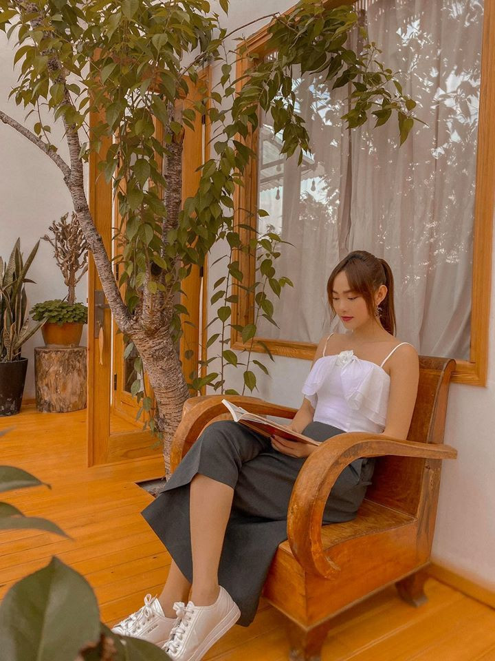 Minh Hằng nhẹ nhàng thả dáng trong chuyến đi chơi lễ. Cô viết: “Đà Lạt dịu dàng khi ở trong phòng, lên xe ra ngoài là bớt dịu lại liền”.