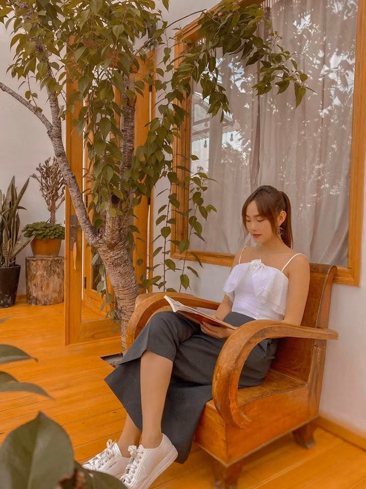 Minh Hằng nhẹ nhàng thả dáng trong chuyến đi chơi lễ. Cô viết: “Đà Lạt dịu dàng khi ở trong phòng, lên xe ra ngoài là bớt dịu lại liền”.