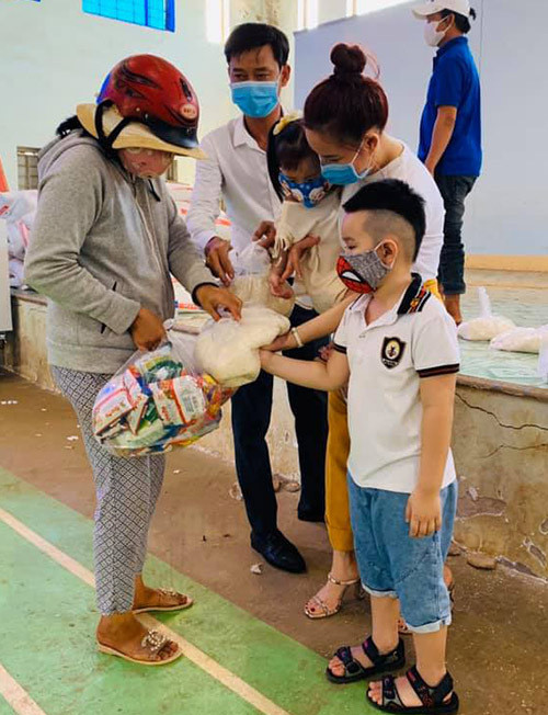 Vy Oanh đưa hai con của mình về phát gạo ủng hộ người khó khăn tại quê nhà Vũng Tàu. Bé Voi và Tuệ An hào hứng cùng theo chân mẹ trong suốt hành trình thiện nguyện.