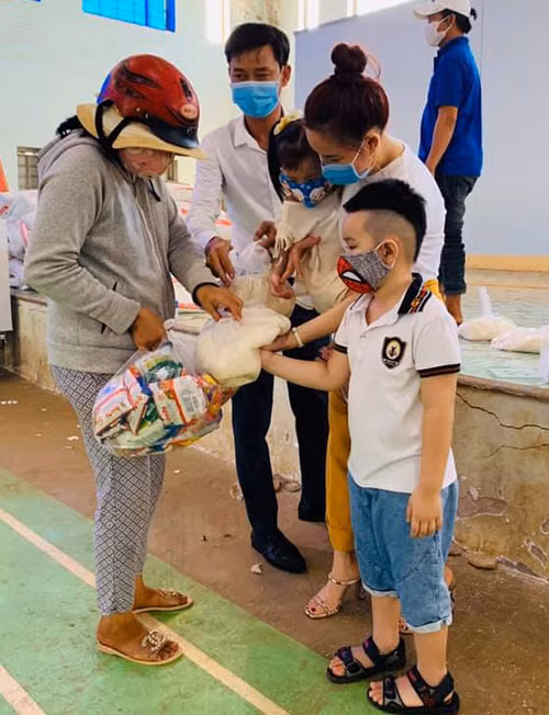 Vy Oanh đưa hai con của mình về phát gạo ủng hộ người khó khăn tại quê nhà Vũng Tàu. Bé Voi và Tuệ An hào hứng cùng theo chân mẹ trong suốt hành trình thiện nguyện.