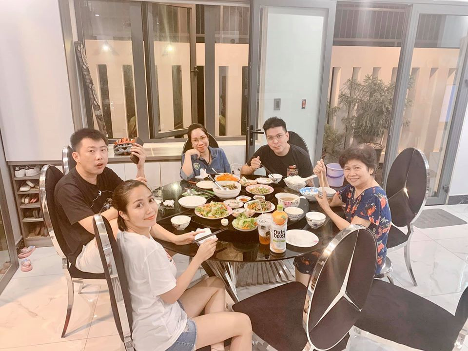 Khoe ảnh quây quần bên bữa cơm gia đình đầm ấm, Ốc Thanh Vân viết: “Mâm cơm bên gia đình, bên mẹ”. Cô cho biết hôm nay là ngày giỗ của anh mình, người đã mất từ nhỏ trước khi cô được sinh ra.