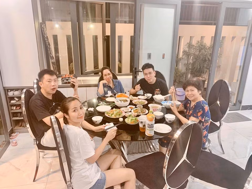 Khoe ảnh quây quần bên bữa cơm gia đình đầm ấm, Ốc Thanh Vân viết: “Mâm cơm bên gia đình, bên mẹ”. Cô cho biết hôm nay là ngày giỗ của anh mình, người đã mất từ nhỏ trước khi cô được sinh ra.