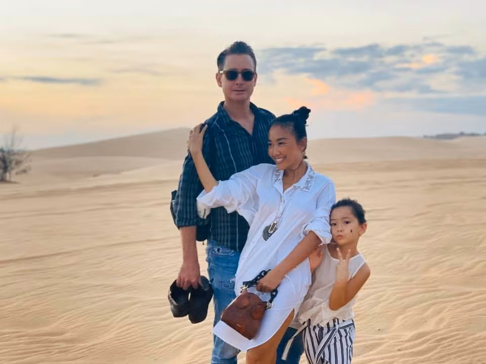 Chia sẻ ảnh trong chuyến đi chơi cùng chồng Tây và con gái, Đoan Trang cho hay: “Lâu rồi nhà Sol (con gái Đoan Trang) mới được vui tung tăng hớn hở trên cát như vậy. Vui quá trời nhưng cũng một phen hú vía với chuyến xe jeep lao xuống đồi cát với độ cao hơn cả chục mét”.