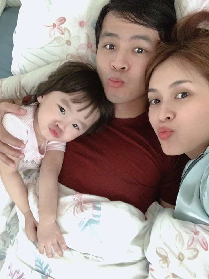 Khoe khoảnh khắc đáng yêu cùng ông xã Văn Anh và con gái, Tú Vi tâm sự: “Cún với mẹ nhớ ba quá”.