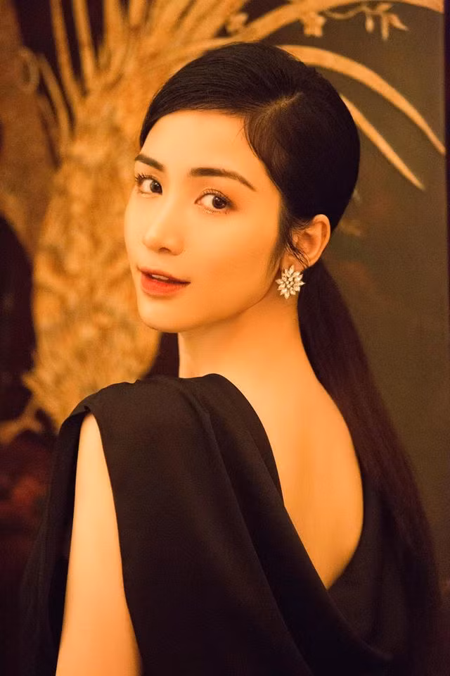 Hoà Minzy chia sẻ khoảnh khắc xinh đẹp trong tiệc sinh nhật tuổi 25 kèm dòng trải lòng: "Sự nghiệp - Gia đình. Cả 2 đều quan trọng và cần làm tốt như nhau. Thăng hoa trong sự nghiệp và hạnh phúc cùng gia đình điều đó thật đáng ở một kiếp người. Phải làm tốt cả 2 hơn nữa".