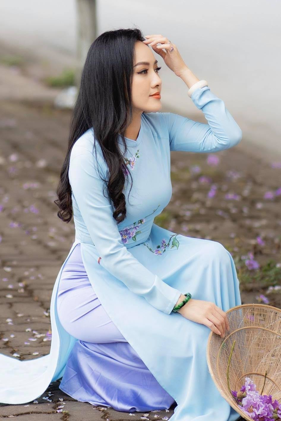 BTV Hoài Anh tiếp tục khiến khán giả xao xuyến với hình ảnh xinh đẹp, thướt tha trong tà áo dài.