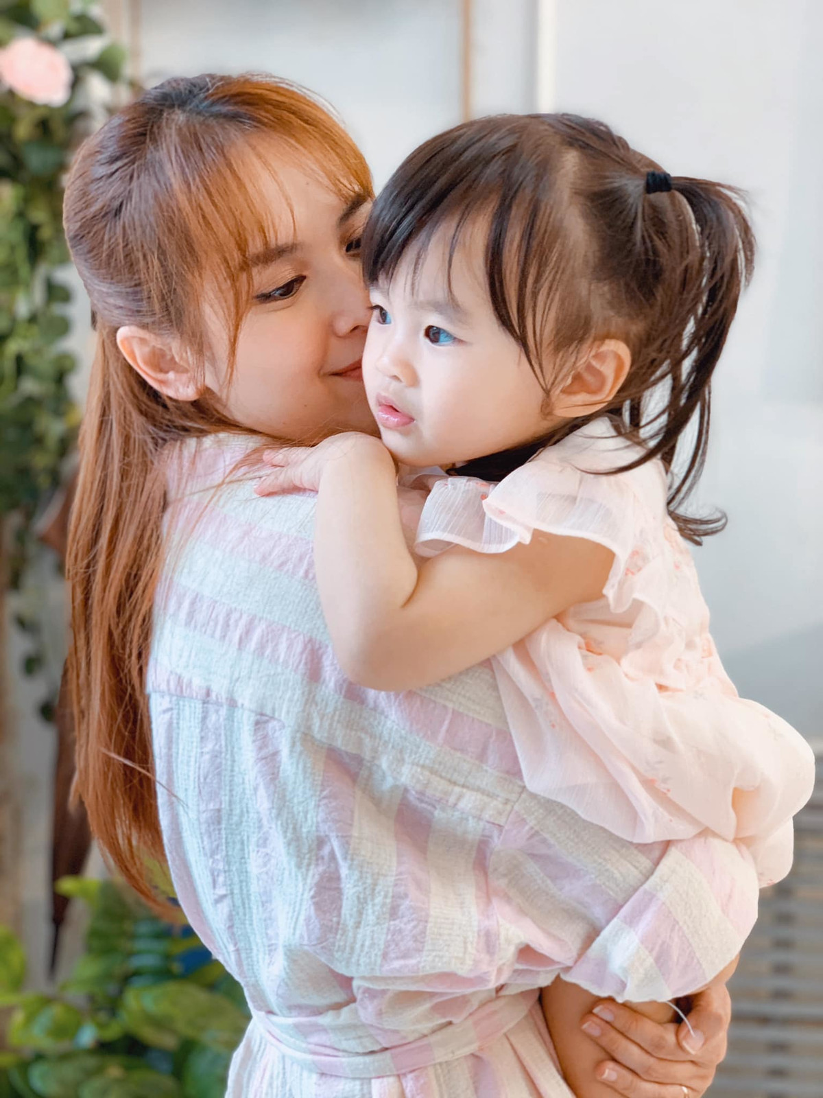 Diễn viên Tú Vi khoe cô con gái vô cùng đáng yêu. "Cô bé tình cảm của mẹ! Luôn thân thiện lễ phép, gặp ai cũng cúi đầu chào đáng yêu gì đâu"- nữ diễn viên viết.