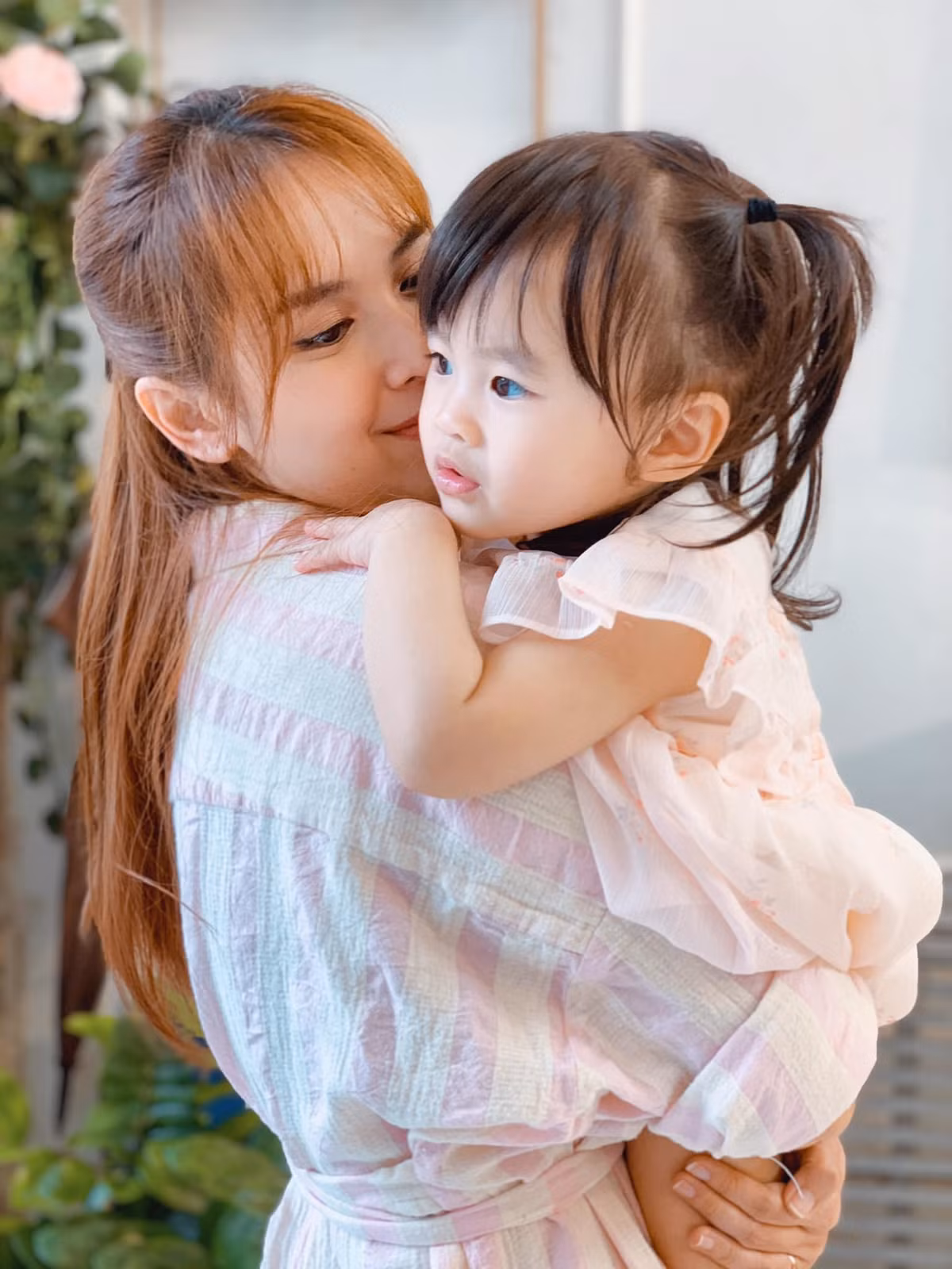 Diễn viên Tú Vi khoe cô con gái vô cùng đáng yêu. "Cô bé tình cảm của mẹ! Luôn thân thiện lễ phép, gặp ai cũng cúi đầu chào đáng yêu gì đâu"- nữ diễn viên viết.