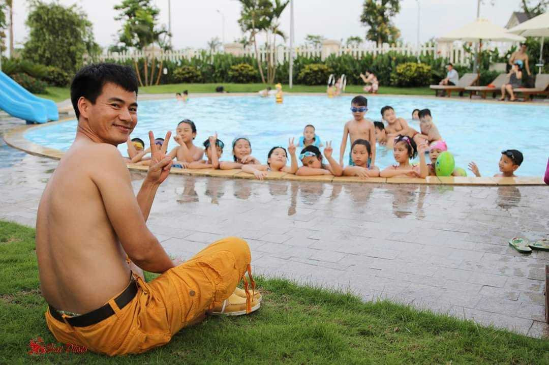 "Đi bơi cũng thành lập lớp học kỹ năng, tất nhiên là miễn phí và không biết tên các học viên", NSƯT Xuân Bắc hài hước.