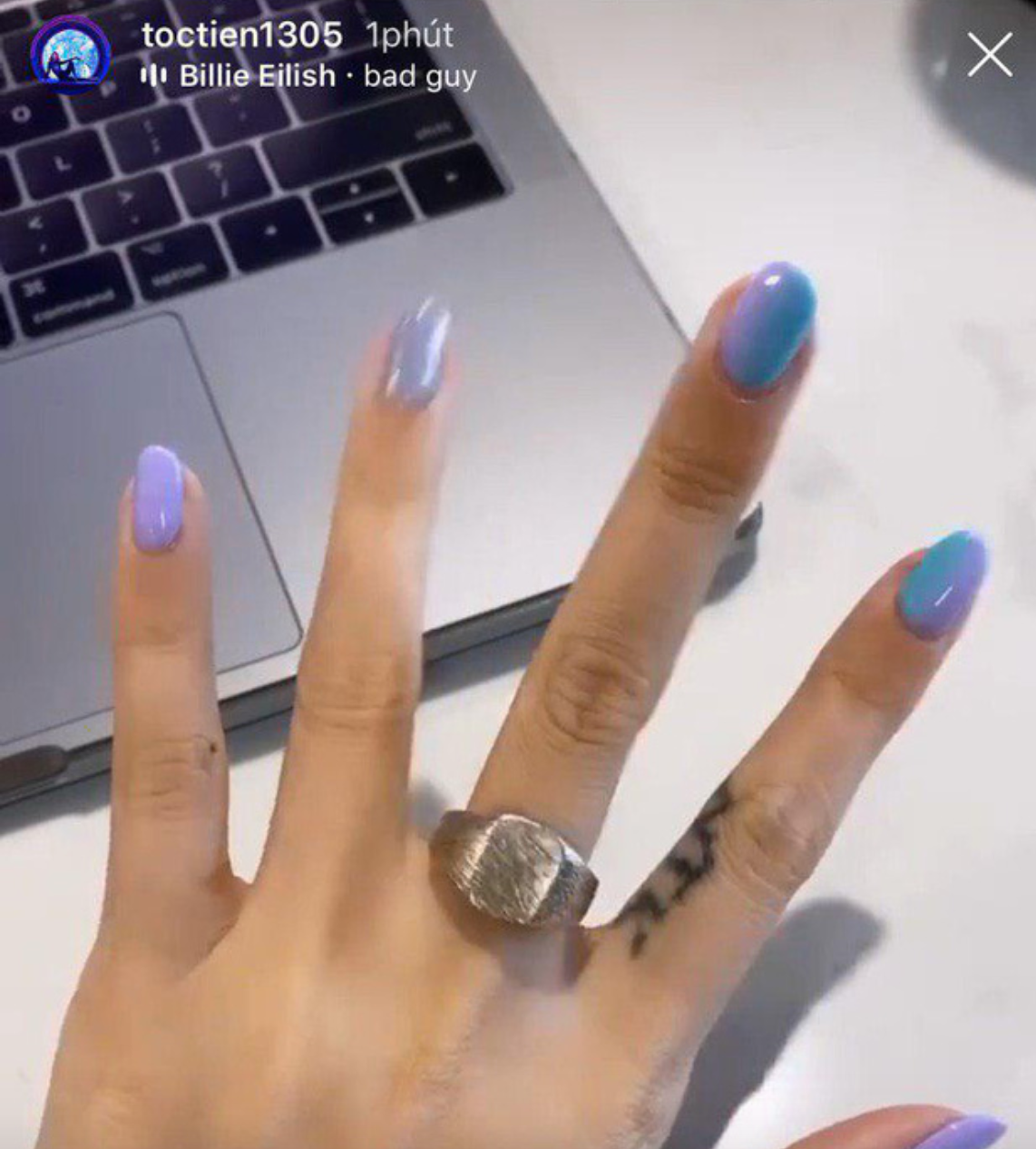 Sao Việt Tóc Tiên lần đầu hé lộ nhẫn cầu hôn của Hoàng Touliver. Chiếc nhẫn mà nữ ca sĩ được ông xã cầu hôn gồm nguyên khối màu bạc và vô cùng đơn giản.