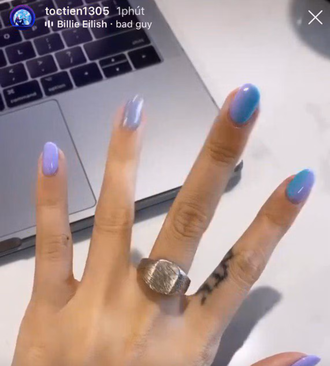 Sao Việt Tóc Tiên lần đầu hé lộ nhẫn cầu hôn của Hoàng Touliver. Chiếc nhẫn mà nữ ca sĩ được ông xã cầu hôn gồm nguyên khối màu bạc và vô cùng đơn giản.