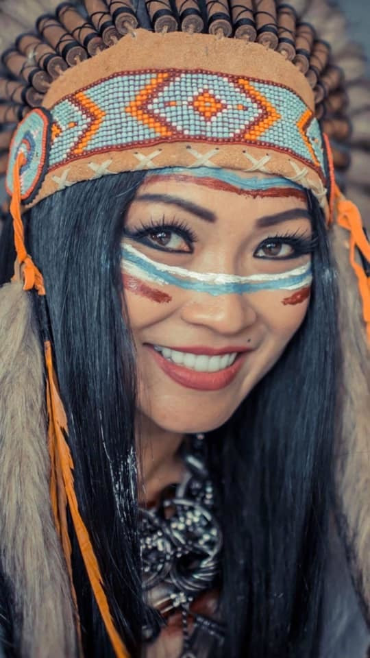 Ca sĩ Phương Thanh hài hước khi chia sẻ hình ảnh độc đáo theo phong cách thổ dân: "Em tù truởng bộ lạc da đỏ chào cả nhà, chúc cả nhà luôn vui vẻ nha".