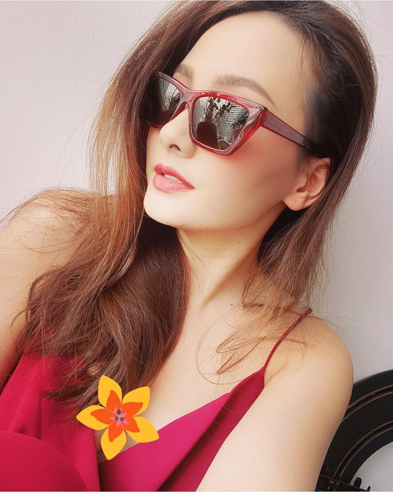 Bảo Thanh dí dỏm với chia sẻ: "Cầm tiền thì sợ tiền rơi, cầm tờ A4 sợ rơi hơn tiền".