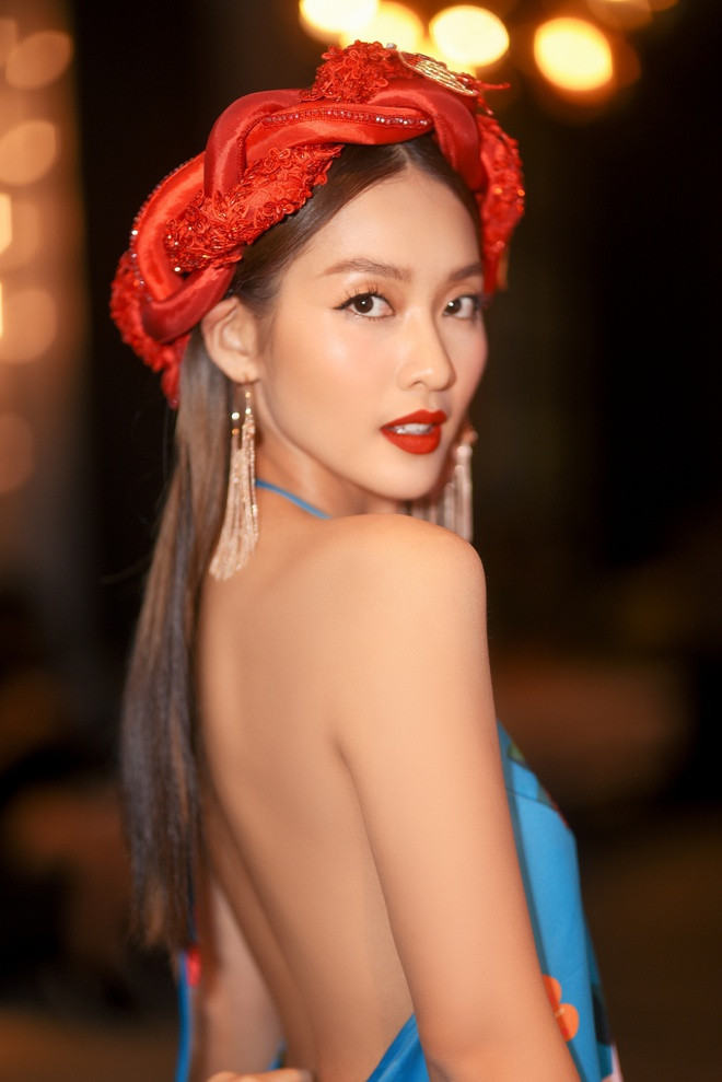 Khả Ngân chọn trang phục áo yếm cách điệu khoe lưng trần gợi cảm trong buổi ra mắt MV Cô gái Việt Nam. Trang phục của cô nhận nhiều lời khen ngợi khi khoe được vóc dáng mảnh mai.