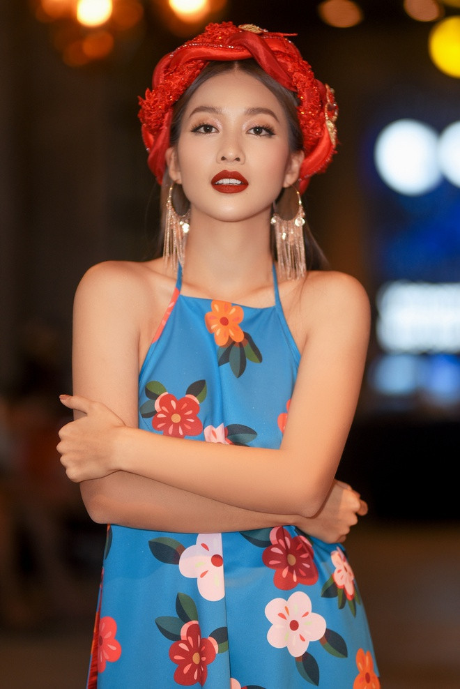 Nói về hình tượng sexy trong thời gian gần đây, nữ diễn viên cho biết: “Tôi không hướng mình theo hình ảnh sexy, mọi thứ diễn ra tự nhiên theo suy nghĩ và đúng với lứa tuổi của tôi. Mọi người sẽ thấy một Khả Ngân thay đổi, biến hoá liên tục, chứ không đóng khung trong một hình tượng nào”.