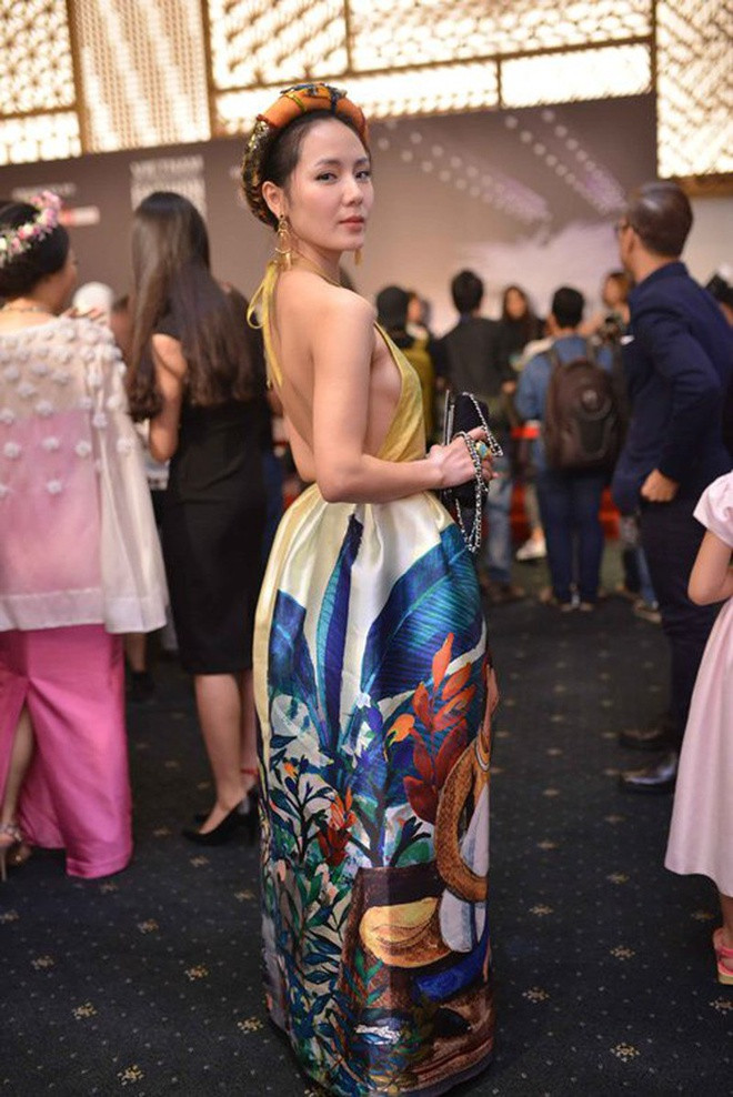 Khi kết hợp áo yếm với quần, cô mang đến vẻ ngoài hiện đại cá tính khác với vẻ dịu dàng, gợi cảm khi mặc cùng chân váy bồng.