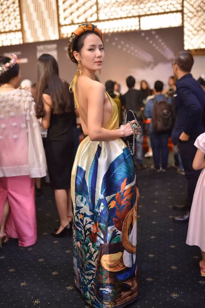 Khi kết hợp áo yếm với quần, cô mang đến vẻ ngoài hiện đại cá tính khác với vẻ dịu dàng, gợi cảm khi mặc cùng chân váy bồng.