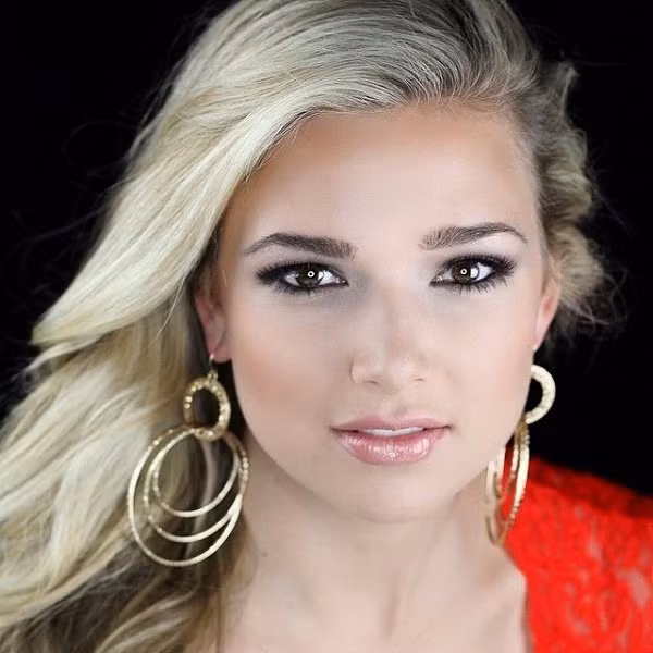 Miss Florida USA 2012 - cuộc thi cấp bang lựa chọn đại diện tham dự Miss USA từng chứng kiến sự góp mặt của Connor Boss - thí sinh khiếm thị. Mặc dù không nhìn được hơn 10 năm nay, nhưng kỹ năng giao tiếp bằng ánh mắt của Connor Boss vô cùng thành thục và có hồn.