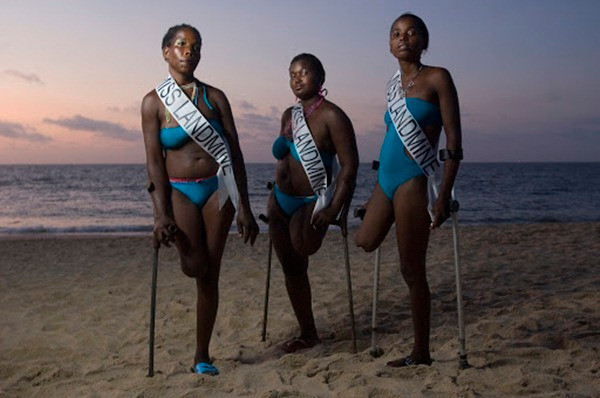 Tổ chức lần đầu vào năm 2008 ở Angola, cuộc thi Hoa hậu Bom mìn (Miss Landmine) mang ý nghĩa kêu gọi sự quan tâm của các tổ chức, cá nhân hướng tới những nạn nhân bị thương tật do bom mìn chiến tranh. Thí sinh của Hoa hậu Bom mìn đều là những cô gái đã mất đi một hoặc hai chân hay bị những dị tật do ảnh hưởng từ bom mìn.