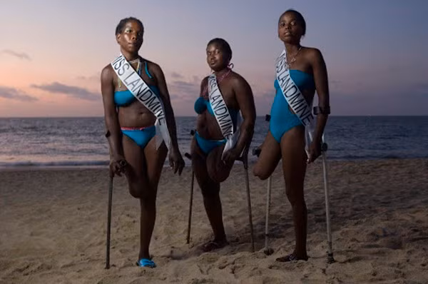 Tổ chức lần đầu vào năm 2008 ở Angola, cuộc thi Hoa hậu Bom mìn (Miss Landmine) mang ý nghĩa kêu gọi sự quan tâm của các tổ chức, cá nhân hướng tới những nạn nhân bị thương tật do bom mìn chiến tranh. Thí sinh của Hoa hậu Bom mìn đều là những cô gái đã mất đi một hoặc hai chân hay bị những dị tật do ảnh hưởng từ bom mìn.