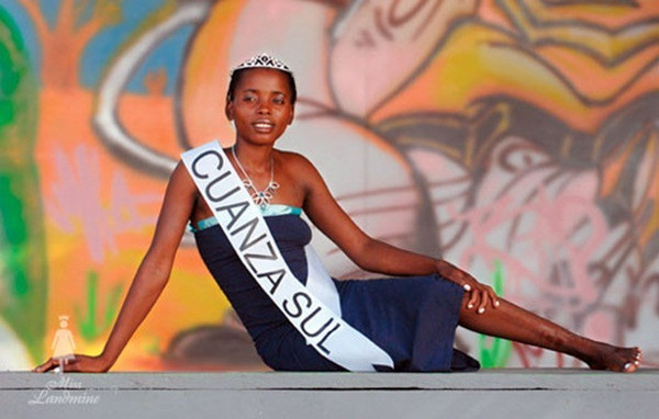 Các thí sinh cụt chân đến với Miss Landmine vẫn tham gia các phần trình diễn như một cuộc thi nhan sắc bình thường với chiếc nạng chống chân. Bên cạnh số ít ý kiến chỉ chích cuộc thi đã xoáy vào nỗi đau của các nạn nhân chiến tranh, phần đông khán giả đều cho rằng Hoa hậu Bom mìn giúp những cô gái cụt chân hay có những khiếm khuyết khác tự tin hơn, có cơ hội được thể hiện tài năng và khẳng định bản thân mình.