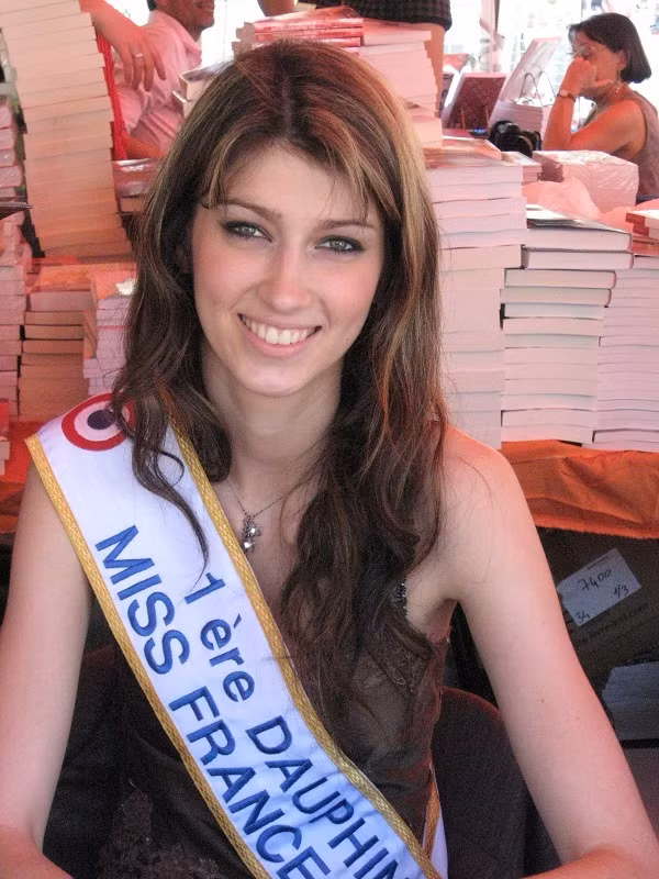 Trong cuộc thi Hoa hậu Quốc tế 2007, đại diện của Pháp - Sophie Vouzelaud cũng là một người phụ nữ câm điếc. Đây là lần đầu tiên Hoa hậu Quốc tế hội tụ đến hai thí sinh khiếm thính tham dự. Sự kiện này thu hút sự chú ý của dư luận và truyền cảm hứng đến những phụ nữ khiếm thính khác trên thế giới.