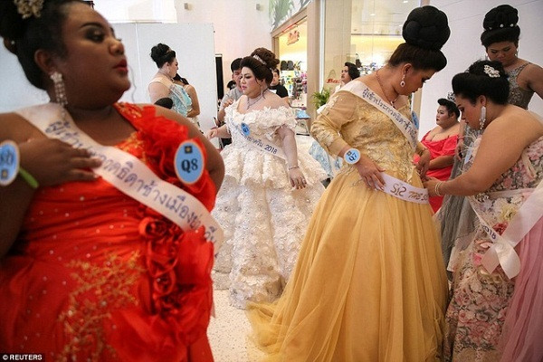 Các nhan sắc béo phì sẽ được chấm điểm dựa trên sự hiểu biết về loài voi và sự thể hiện diện mạo, tính cách của loài động vật to lớn này. Những thí sinh nặng ký nhất của Miss Jumbo Queen nặng tới 160kg, và kỷ lục cân nặng hiện tại là 182kg.