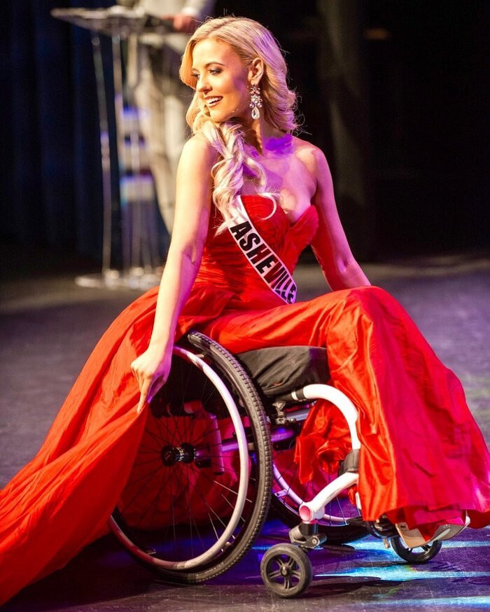 Tiếp nối sự dũng cảm của Justine Clark, trong cuộc thi Hoa hậu Bắc Carolina 2020, thí sinh Madeline Delp cũng trình diễn các phần thi của mình với chiếc xe lăn. Trước đó, cô đã từng đoạt danh hiệu Hoa hậu Xe lăn Hoa Kỳ 2017 và mong muốn trở thành người khuyết tật đầu tiên chiến thắng Hoa hậu Bắc Carolina. Kết quả chung cuộc dù chỉ lọt vào Top 10 nhưng Madeline Delp đã truyền cảm hứng tới những cô gái trẻ khác về nghị lực vươn lên và dám tỏa sáng hết mình.