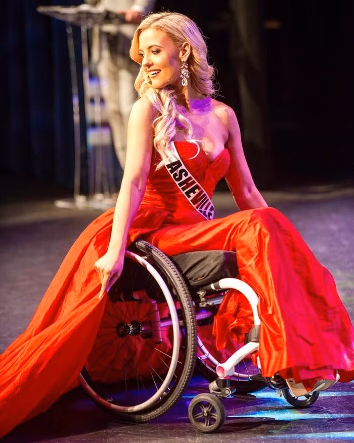 Tiếp nối sự dũng cảm của Justine Clark, trong cuộc thi Hoa hậu Bắc Carolina 2020, thí sinh Madeline Delp cũng trình diễn các phần thi của mình với chiếc xe lăn. Trước đó, cô đã từng đoạt danh hiệu Hoa hậu Xe lăn Hoa Kỳ 2017 và mong muốn trở thành người khuyết tật đầu tiên chiến thắng Hoa hậu Bắc Carolina. Kết quả chung cuộc dù chỉ lọt vào Top 10 nhưng Madeline Delp đã truyền cảm hứng tới những cô gái trẻ khác về nghị lực vươn lên và dám tỏa sáng hết mình.