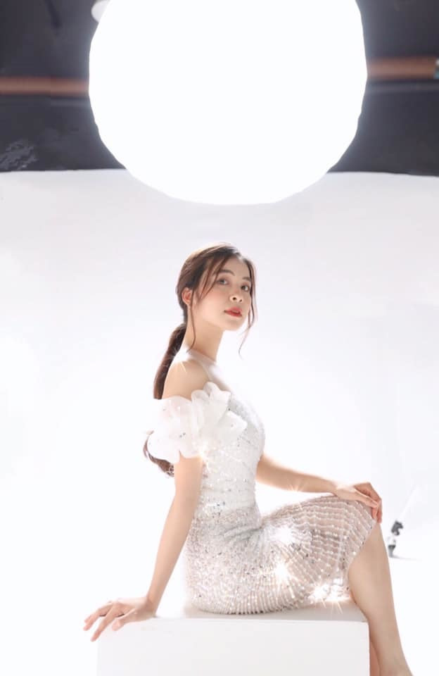 Khác hẳn với hình ảnh nhân vật Nhiên trên màn ảnh được cho là rất hợp vai, nữ diễn viên sinh năm 1997 ngoài đời sở hữu vẻ đẹp nhẹ nhàng, nữ tính.