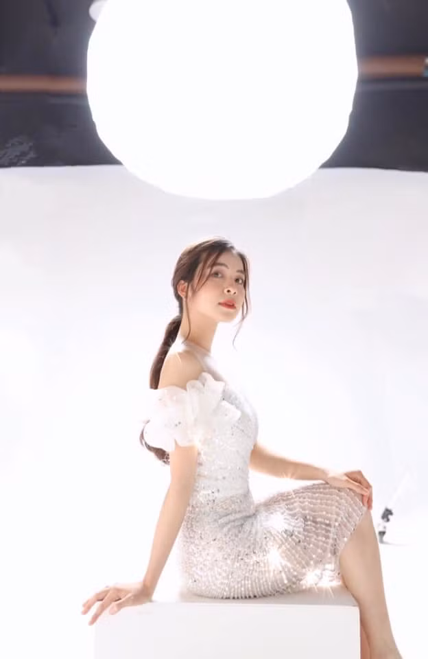 Khác hẳn với hình ảnh nhân vật Nhiên trên màn ảnh được cho là rất hợp vai, nữ diễn viên sinh năm 1997 ngoài đời sở hữu vẻ đẹp nhẹ nhàng, nữ tính.