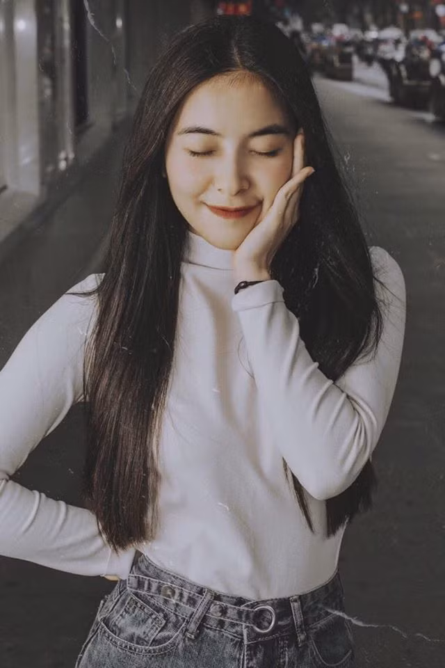 Trước đó cô nàng từng tham gia đóng vai quần chúng hoặc những vai nhỏ trong nhiều phim để tích luỹ kinh nghiệm.