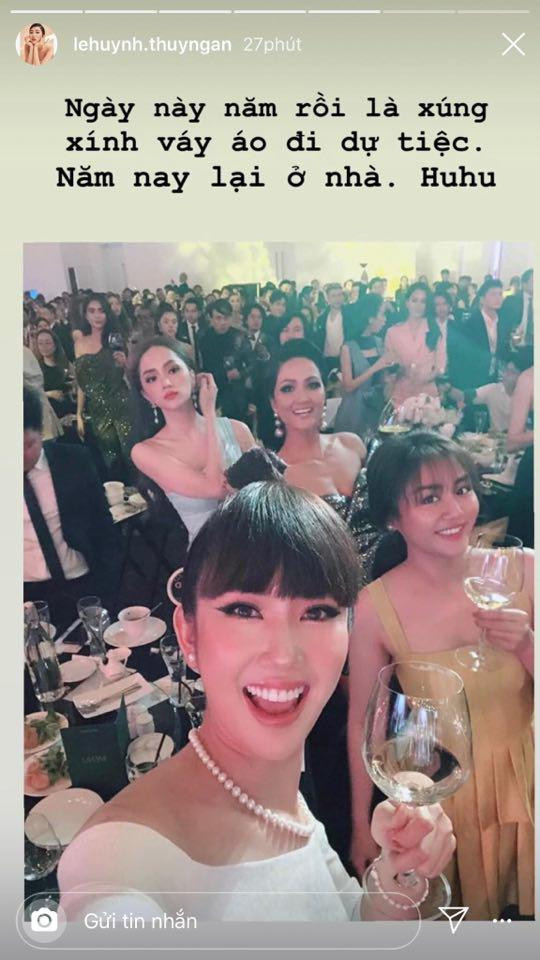 Đây không phải lần đầu tiên mỹ nhân chuyển giới được nhận xét lấn át nhân vật chính. Trước đó, Hương Giang từng nhiều lần "dìm hàng" đồng nghiệp vì nhan sắc, thần thái hơn người. Cách đây không lâu, nữ diễn viên Thúy Ngân chia sẻ lại hình ảnh cũ với hội chị em. Tuy nhiên, điều khiến dân mạng "dậy sóng" là nhan sắc của Hương Giang. Dù vô tình lọt vào khung hình của Thúy Ngân nhưng Hương Giang vẫn tỏa sáng.